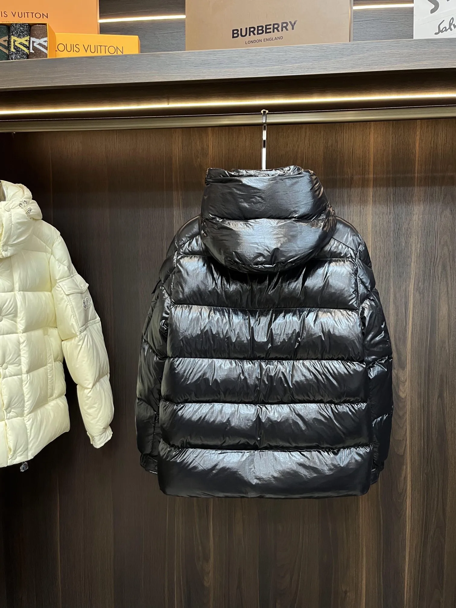 P390 Moncler/ 2026 70 、 。 DNA ， ， 。 Classic ， 、 。 Classic 70 。 Quality， 90 ，Premium Quality ， ，Black ！ Sizes M-3XL